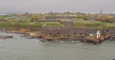 Helsinki yakınlarındaki Baltık Denizi kıyısındaki Fin kalesi Suomenlinna 'nın kalelerinin manzarası.