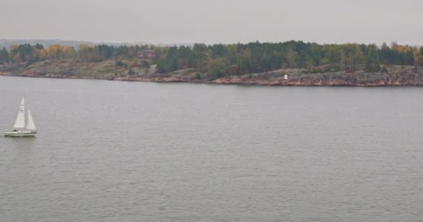 Kleines Segelboot Jacht Auf Dem Finnischen Meerbusen Einem Bewölkten Und — Stockvideo