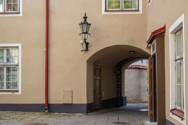 Rua Vazia Tallinn Old Town Dia Nublado Outono Arco Uma — Fotografia de Stock