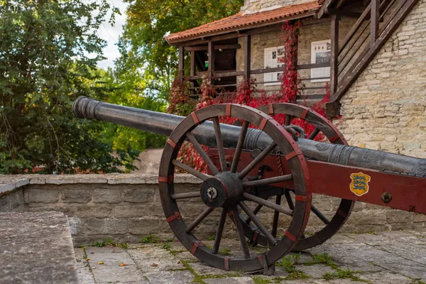 Старинная Пушка Перед Киком Музее Фортификации Старом Городе Таллинна Облачным — стоковое фото