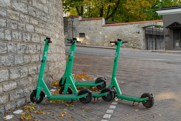 Scooters Eléctricos Compañía Bolt Alquiler Estacionados Casco Antiguo Tallin Una — Foto de Stock