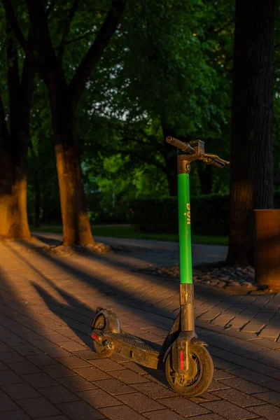 Elektroroller Der Firma Bolt Vermieten Geparkt Mitten Auf Dem Bürgersteig — Stockfoto