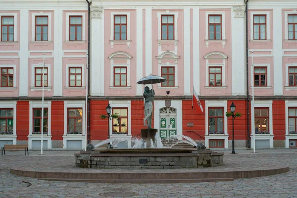 Öpüşen Öğrenciler Tartu Eski Kasabası Nda Bir Yaz Akşamı Heykel — Stok fotoğraf