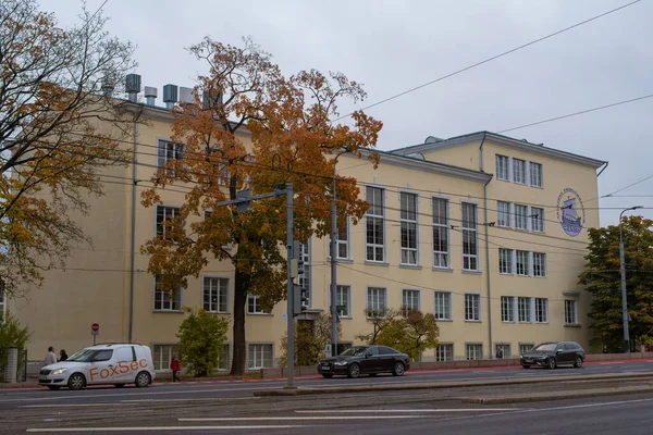 Wspólne Gimnazjum Tallinie Estoński Tallinna Hisgmnaasium Pochmurny Jesienny Dzień — Zdjęcie stockowe