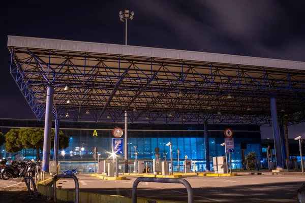Πύλη Πρόσβασης Στον Του Αεροδρομίου Βαρκελώνης Νύχτα — Φωτογραφία Αρχείου