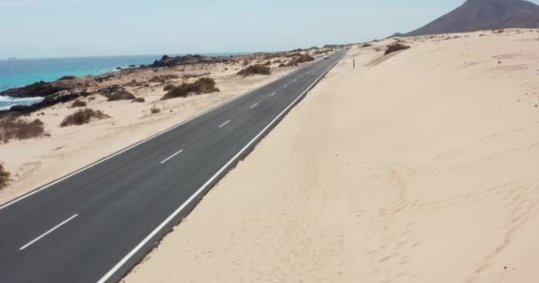 Luftaufnahme Des Strandes Von Corralejo Und Der Dünen Mit Türkisfarbenem — Stockvideo