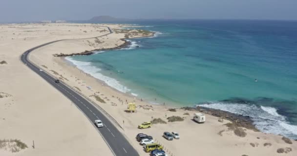 Luftaufnahme Des Strandes Von Corralejo Und Der Dünen Mit Türkisfarbenem — Stockvideo