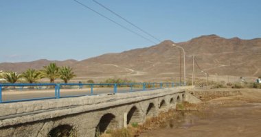 Fuerteventura adasındaki küçük Gran Tarajal şehrinde güzel bir köprü. Arka planda muhteşem volkanik dağlar