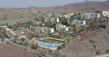 Güneşli bir yaz gününde Las Playitas köyünün hava manzarası. Arka planda güzel dağ manzarası.