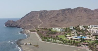  Güneşli bir yaz gününde Las Playitas köyünün hava manzarası. Arka planda güzel dağ manzarası.