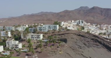 Güneşli bir yaz gününde Las Playitas köyünün hava manzarası. Arka planda güzel dağ manzarası.