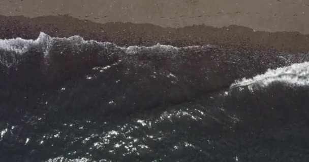 Красива Зверху Вниз Пляжна Аеродинаміка Вид Океанічні Хвилі Падають Порожній — стокове відео