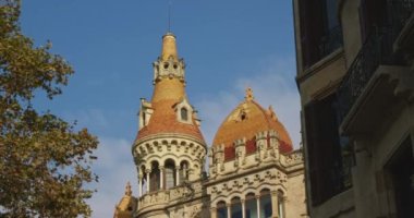 Güneşli bir sonbahar gününde Barcelona şehir merkezinde eski güzel bir evin alçak açılı manzarası..