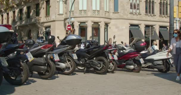 Scooters Estacionados Calle Ciudad Gente Caminando Por Una Calle — Vídeo de stock