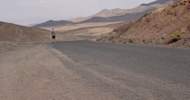 Homme Moyen Age Jogging Sur Autoroute Fuerteventura Suivi Par Cycliste — Video