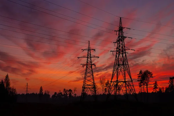 Pylons Elétricos Campo Estoniano Outono Durante Por Sol Céu Dramático — Fotografia de Stock