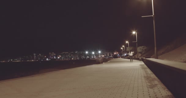 Una Mujer Caminando Paseo Marítimo Durante Noche Tomando Una Selfie — Vídeos de Stock