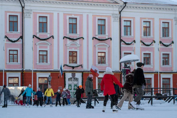 Παγοδρόμιο Της Πλατείας Tartu Town Hall Μια Συννεφιασμένη Χειμωνιάτικη Μέρα — Φωτογραφία Αρχείου