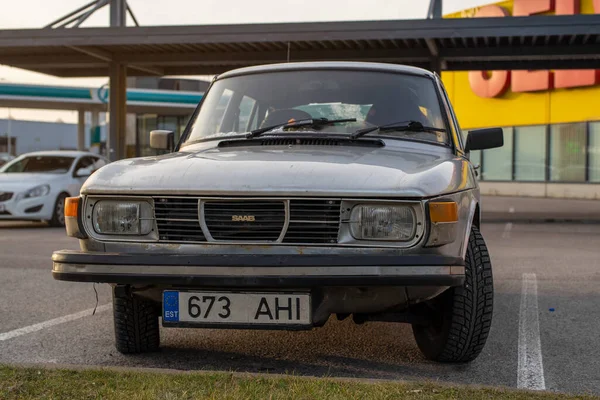 Saab Prata Empoeirada 1978 Estacionado Frente Uma Mercearia Distrito Lasnamae — Fotografia de Stock