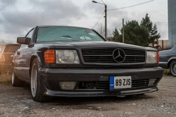 Sort Mercedes Benz W126 500 Sec Parkeret Byens Gade Overskyet - Stock-foto
