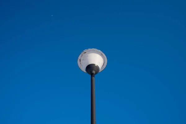 Nízký Úhel Záběru Pouliční Lampy Proti Bezmračné Modré Obloze Slunečného — Stock fotografie
