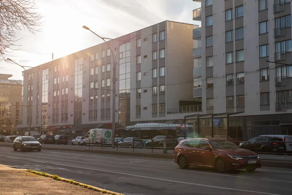 Licht Verkeer Parnu Weg Ests Parnu Maantee Een Zonnige Herfstavond — Stockfoto