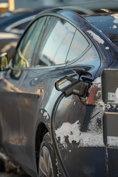 Kirli Karlı Tesla Arabasının Prizi Şarj Ediliyor Elektrikli Araba Şarj — Stok fotoğraf