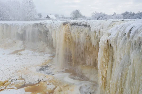 Вид Воздуха Красивый Замерзший Водопад Ягала Эстония Ягала Облачное Зимнее — стоковое фото