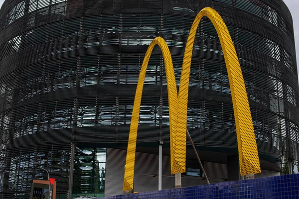 グローバルファーストフードレストランチェーン現代的なオフィスビルに対するマクドナルドのロゴ — ストック写真