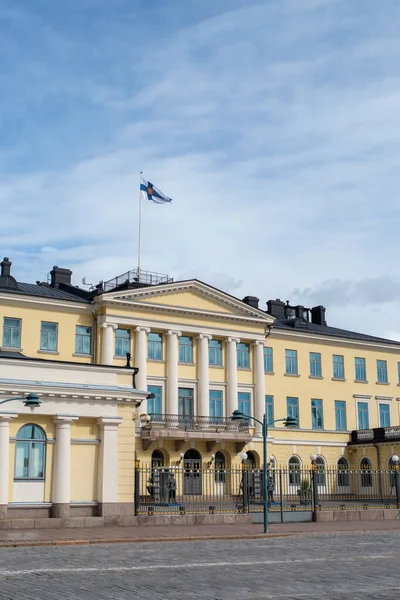 Palacio Presidencial Finlandés Presidentinlinna Soleado Día Verano Cielo Nublado Fondo — Foto de Stock