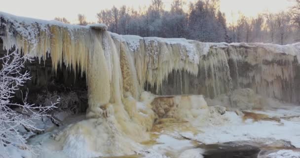 Letecký Pohled Krásný Zamrzlý Vodopád Řeku Zamračeném Zimním Ránu — Stock video