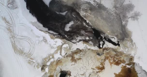 Vzdušný Pohled Shora Dolů Krásný Zamrzlý Vodopád Řeku Zamračeném Zimním — Stock video