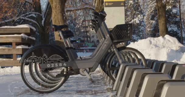 Tartuスマートバイク晴れた冬の日に共有します 短い旅行のための公共のセルフサービスの自転車シェアシステム — ストック動画