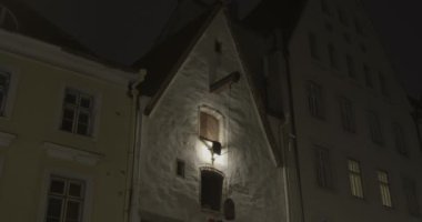 Soğuk bir kış akşamında Tallinn Eski Kasabası 'ndaki bir Biber Çuvalı Restoranı' nın dışı..
