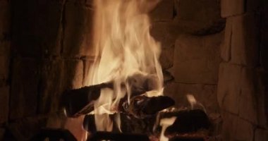 Şöminedeki odun yakma manzarasını kapat. Romantik soğuk kış akşamı şöminenin yanında. Yanan odunlardan sıcaklık alıyorum. 4k çözünürlük görüntüleri