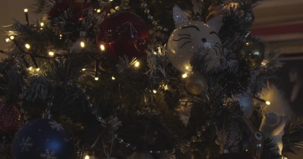 明るいインテリアと自宅で装飾されたクリスマスツリーのクローズアップ 装飾や照明付きの新年モミの木 — ストック動画