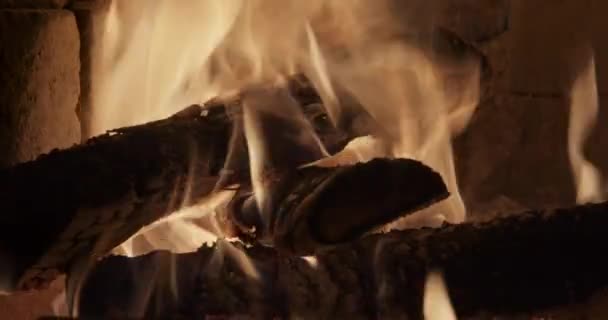 Pohled Zblízka Hořící Dřevo Krbu Romantický Studený Zimní Večer Krbu — Stock video