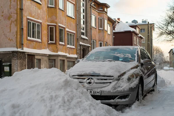 Mercedes Benz Car Parked Big Piles Snow Villardi Street Tallinn — Stockfoto