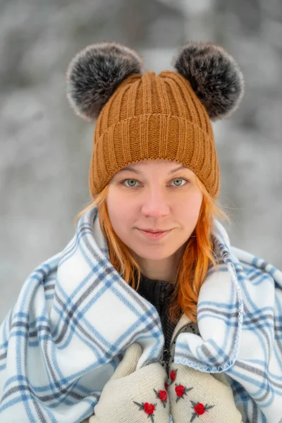 Close Portrait Young Caucasian Red Hair Woman Winter Snowy Forest — Fotografia de Stock