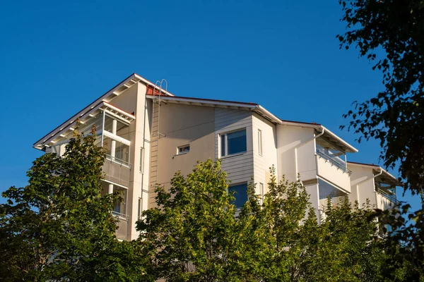 Low Angle View Typical Apartment Building Small City Sunny Summer Rechtenvrije Stockfoto's