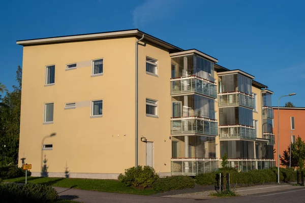 Típico Edificio Apartamentos Una Pequeña Ciudad Una Soleada Noche Verano Fotos de stock