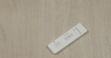 Ofis masasındaki Covid-19 testçisi. Self Express Coronavirus Testi çalışıyor. Hızlı antijen COVID-19 testi