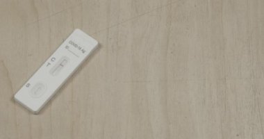 Ofis masasındaki Covid-19 testçisi. Self Express Coronavirus Testi çalışıyor. Hızlı antijen COVID-19 testi
