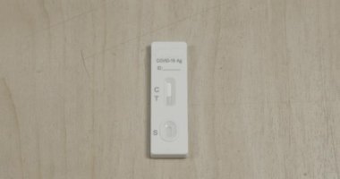 Ofis masasında test sonuçlarının negatif olduğu bir Covid-19 testçisinin Timelaps videosu. Self Express Coronavirus Testi çalışıyor. Hızlı antijen COVID-19 testi. Test sonuçlarının değerlendirilmesi.