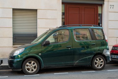 Çürük yeşil Toyota Yaris Verso şehir sokağına park etmiş. Paris, Fransa