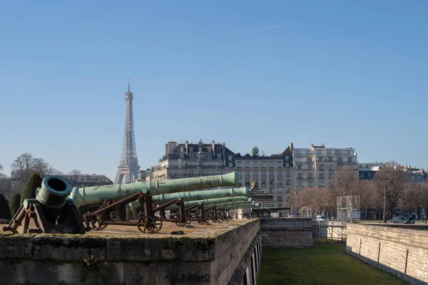 Antigos Canhões Complexo Les Invalides Torre Eiffel Segundo Plano Dia — Fotografia de Stock