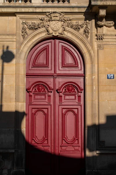 巴黎瓦伦街一座历史建筑的漂亮的老式木制红门 大楼的入口 — 图库照片
