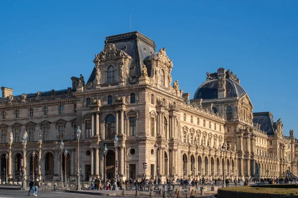 Fachada Museu Parisiense Dia Ensolarado Inverno Pessoas Estão Andando Frente — Fotografia de Stock