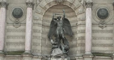 Fontaine Saint-Michel (mimar Gabriel Davioud). Saint-Michel Meydanı 'ndaki anıtsal bir çeşmenin önündeki insanlar..