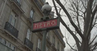 Paris Metro giriş tabelası bulutlu bir kış gününde.